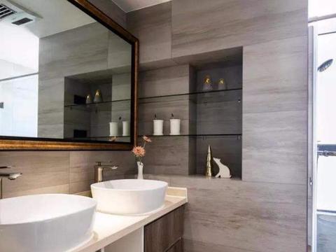 卫生间装修不要做置物架了，聪明人盛行这样装，省钱又实用