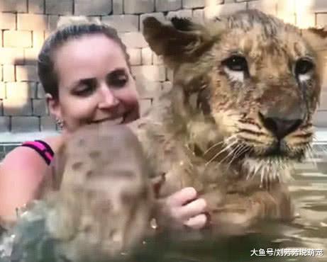 女子在家里养猛兽，毫不忌讳带着一起洗澡，邻居看到后都很恐惧