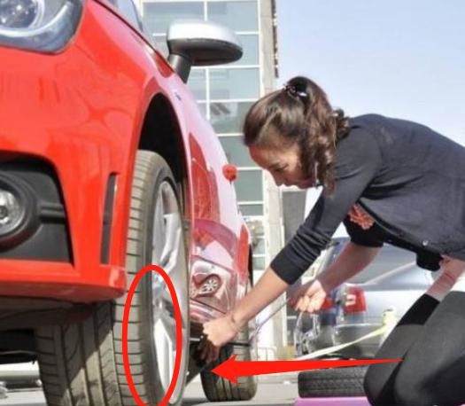 别花钱叫拖车了，浙江“补胎器”上市，女司机轻松搞定，车车通用