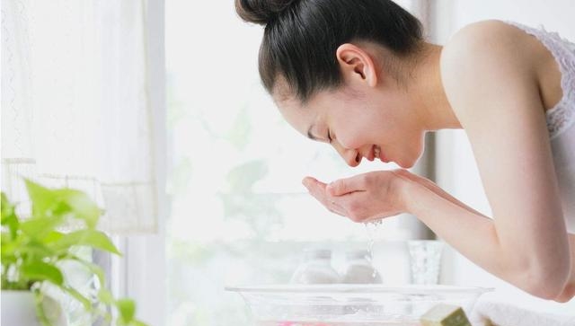 皮肤科医生警告：这样混用大牌护肤品，你的皮肤不差谁差