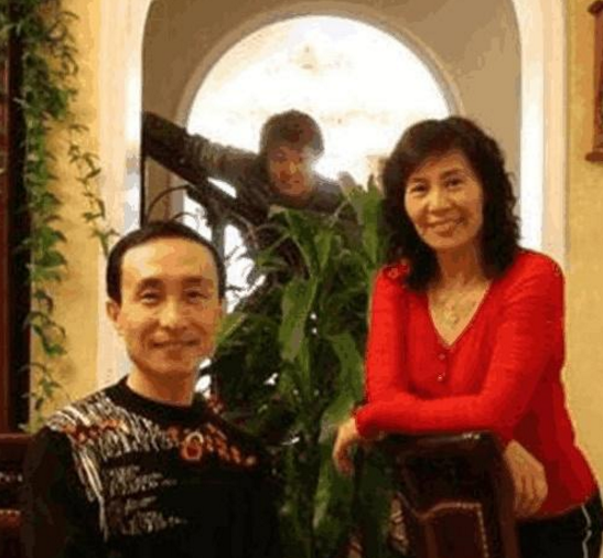 带你参观巩汉林住的豪宅，家里布置跟过年一样，门口还挂着大灯笼