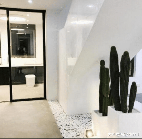 带你走进李雨桐的豪宅，卧室装的衣柜真多，一看就知道是女人的家