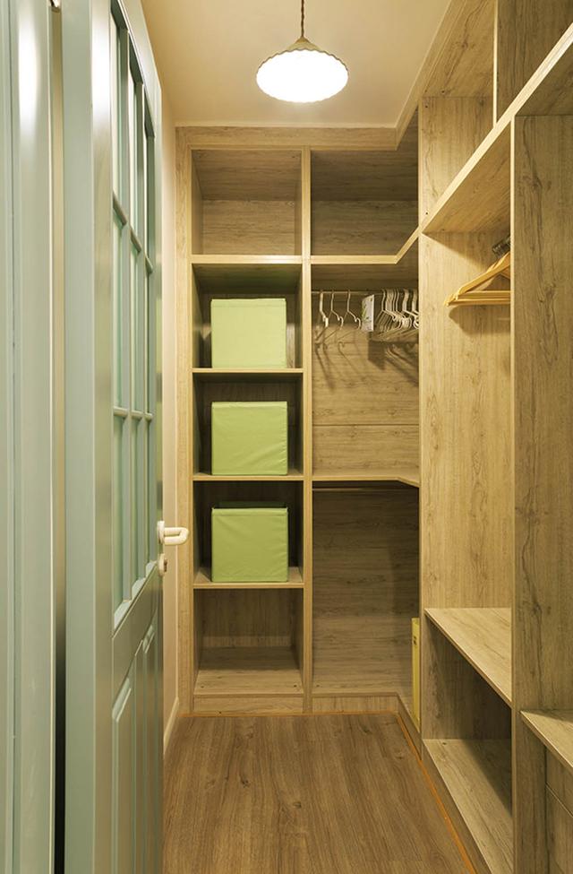 别再浪费家里小角落了，这样设计还能多出一个衣帽间，漂亮又实用