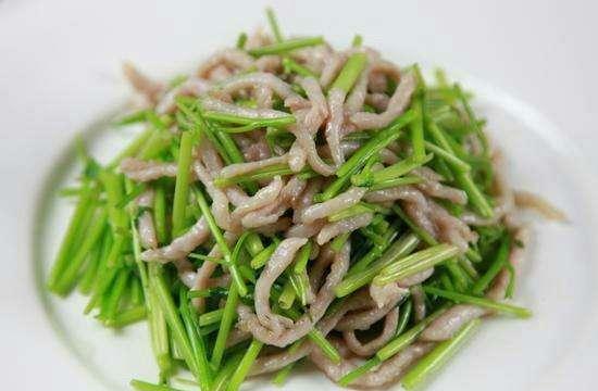 芫爆鸡丝怎么做好吃？食材里加点“它”，口感嫩滑又美味！