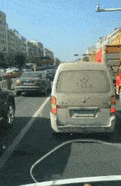 爆笑GIF图：姑娘，你这是要是能穿上我就服了，彻底服了