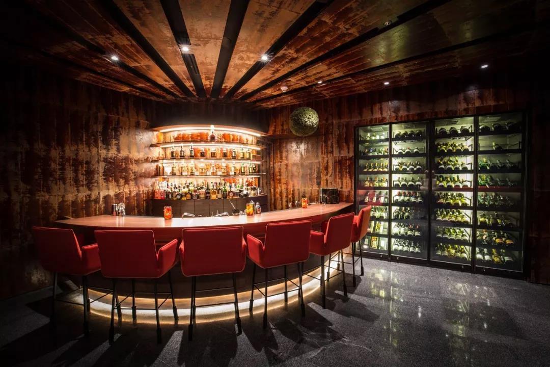 設計與美食共存，在高顏值餐廳與千條海洋生物共進晚餐！