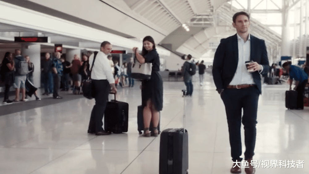 国外发明智能行李箱，既可当坐椅，而且不用手扶自己就能跟着走