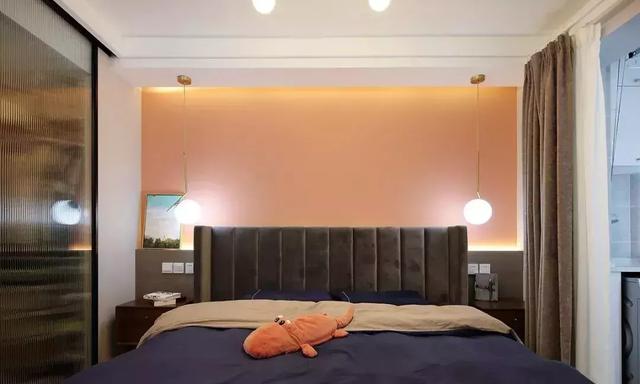 现在年轻人都喜欢玻璃门衣柜，时尚环保，卧室更加通透宽敞