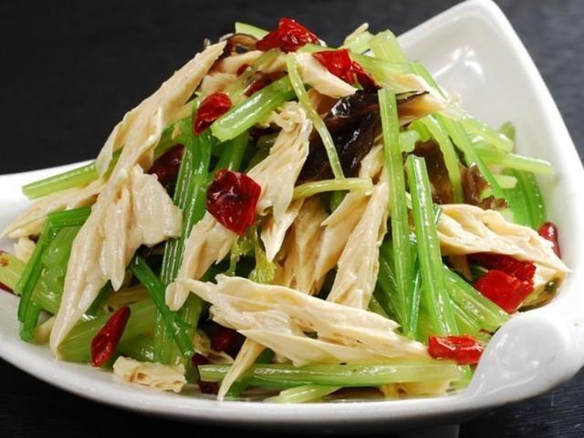 大厨告诉我：泡腐竹时，别只会傻乎乎加水，放一点它，腐竹更筋道