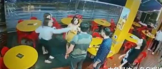 女子忘记穿内衣，吵架吵到一半肩带滑落！女人要保护好自己的隐私