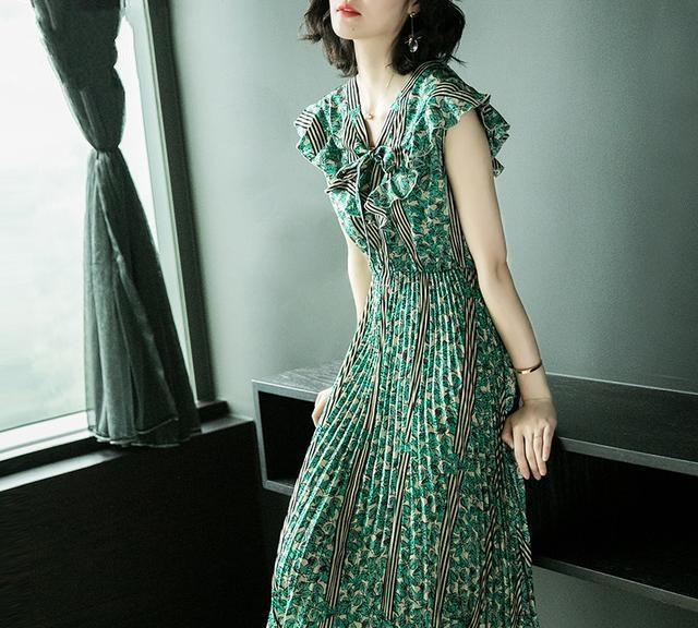 酒红色已经过时了，最时髦的6款墨绿色真丝连衣裙，高贵又减龄