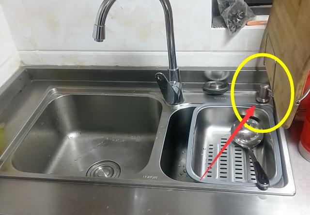 洗碗槽旁边有个小圆洞有什么用处？搞懂了以后，后悔没早点知道