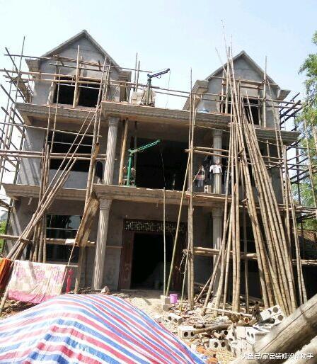 砸39万用水泥砖砌两层半小别墅, 被吐槽水泥砖遇水易粉化不太安全