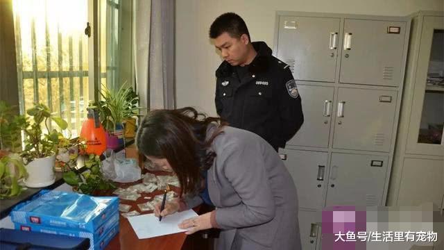 三十萬黃金珠寶，在收廢站當成假貨，被路邊的行人撿走拿著玩！