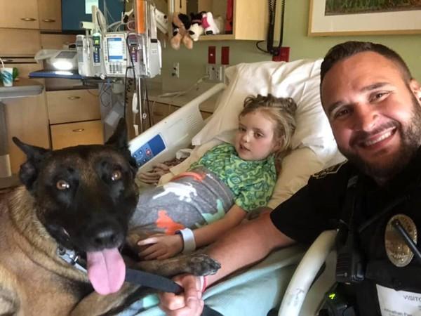 女孩手术完很痛苦，见到狗狗后立刻有精神，拉着家人说狗狗的事情