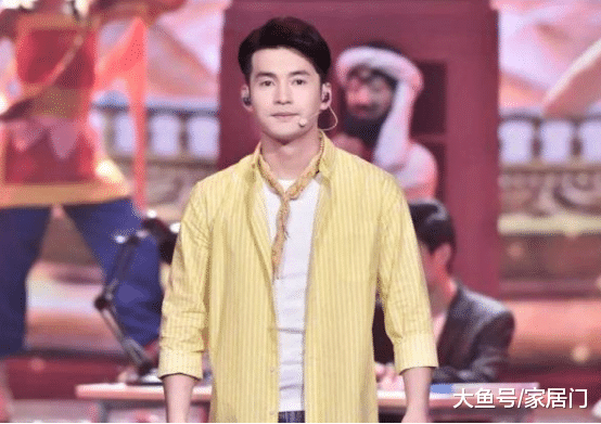 带你参观文松住的豪宅，沙发一看就很高端，造价起码几十万