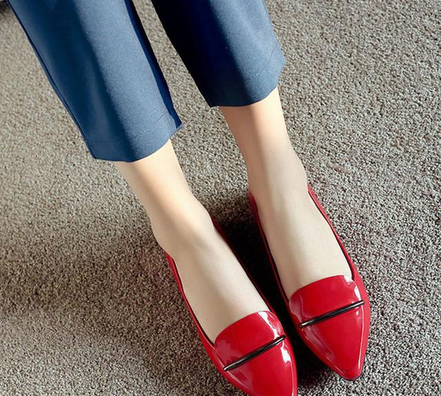 不喜欢穿凉鞋？现风靡时尚圈的尖头平底鞋，舒适百搭显脚瘦