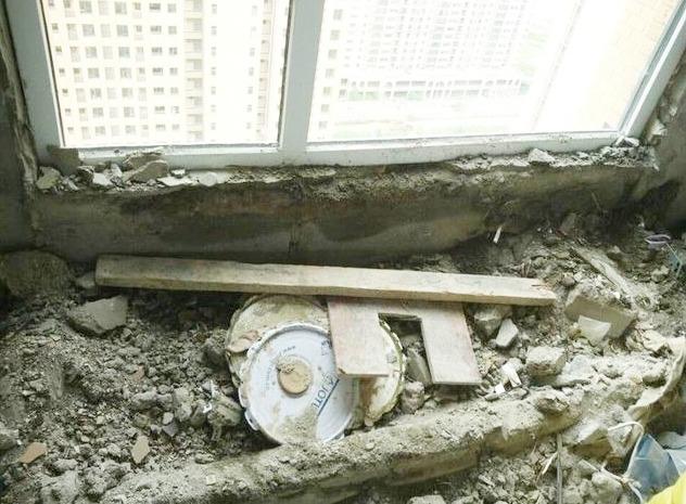 新房飘窗一锤砸下去，里面都是建筑垃圾，开发商：谁让你砸的？