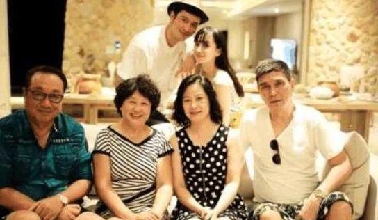 参观黄晓明现实的豪宅，光地皮价格就很昂贵了，内部布置媲美宫殿