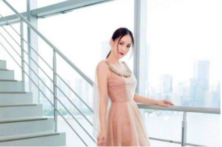 陈乔恩站在花海里也不逊色，真正诠释了什么叫人比花娇