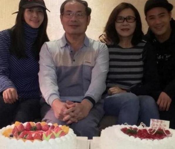 譚維維曬出自己住的豪宅，客廳吊頂非常奢華，平時非常喜歡做飯