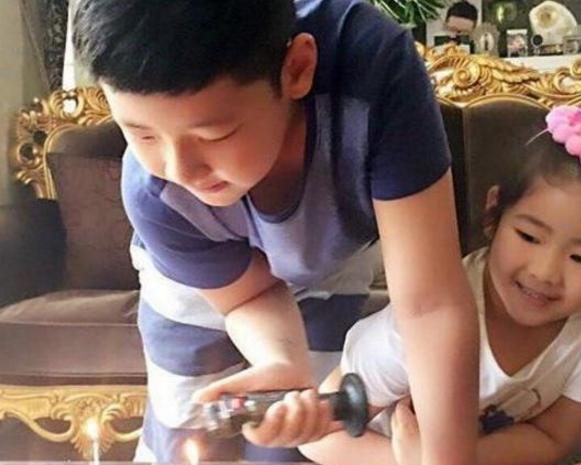 郭涛晒出自己家豪宅，从小就给最好物质孩子们，主张要富养孩子