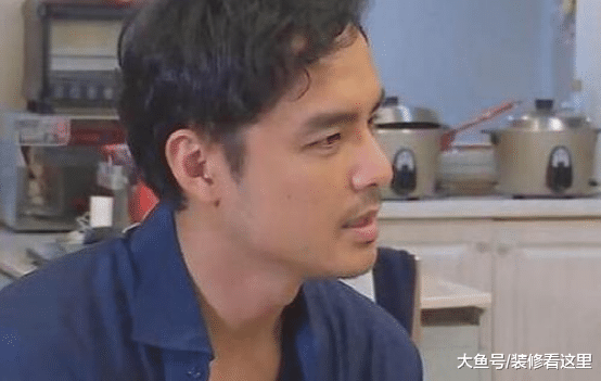 明道现实的房子，客厅沙发很破旧，赚钱了也不改善生活