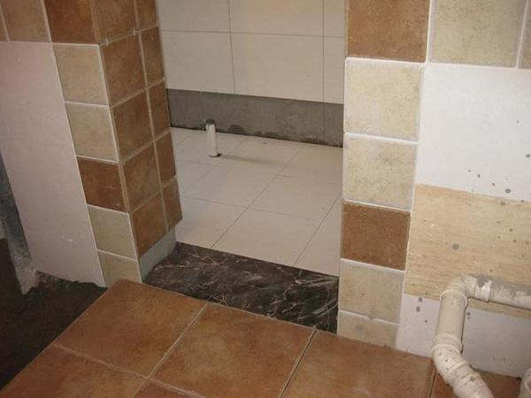 工人一脚踩烂了门槛石，商家说这锅我不背，是你干铺惹的祸！