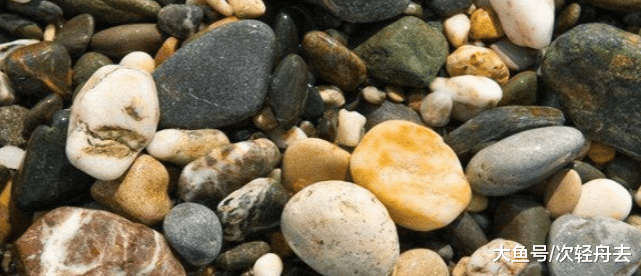 河滩上那些白色的石头到底是什么？两种方法检测出是不是玉石！