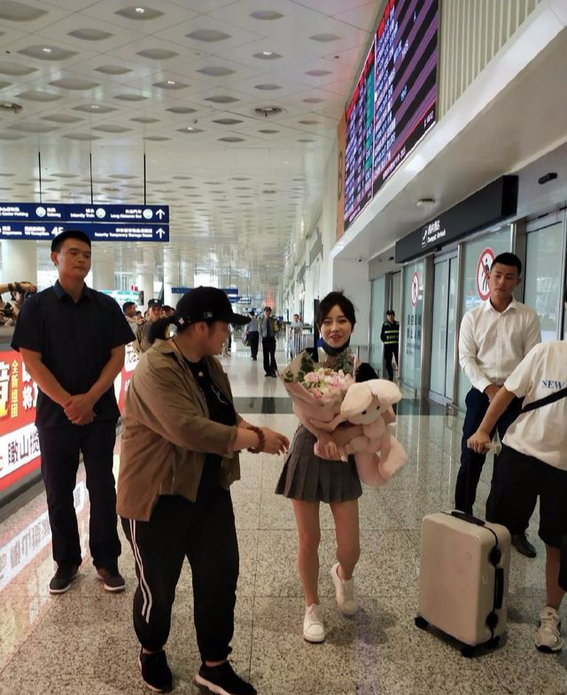 小个子冯提莫太会穿！粉色吊带配丸子头好少女，不愧是最美女主播