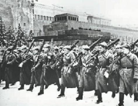 史上最“不堪入目”的阅兵, 战争一触即发, 救护车随时待命!