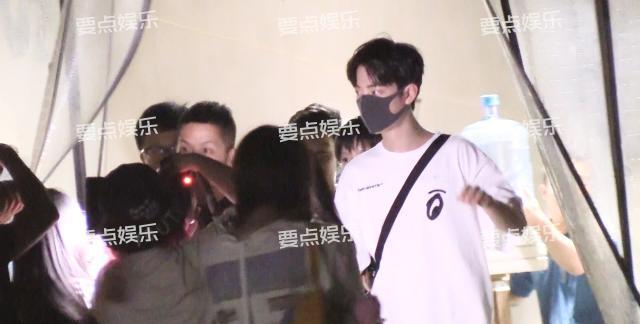 一夜爆红肖战工作接到手软？片场笑容满面迷倒众人