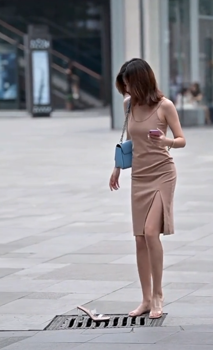 走路玩手机，这下尴尬了吧