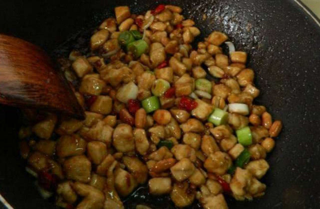 炒“宫保鸡丁”时，很多人忽略了这一步，难怪鸡丁又柴又难吃