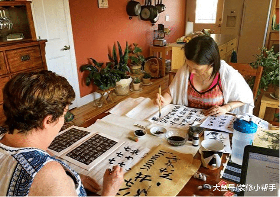 邬君梅现实的豪宅，家里墙壁都是彩色的，平时在家喜欢练字