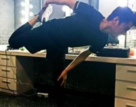 参观靳东在上海的豪宅，光阳台就十几米长了，这套房子至少值千万