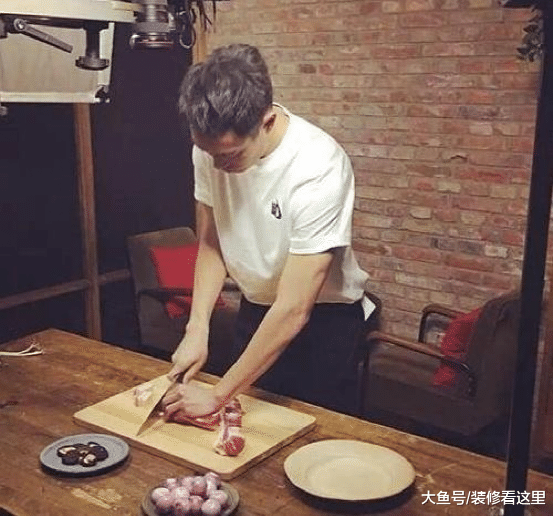 杨祐宁的居家生活，平时生活十分节约，都是自己动手煮饭吃