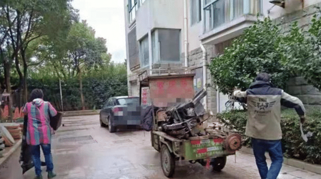 男子30万轿车停小区，被物业当废品卖了：不听劝告，后果自负！