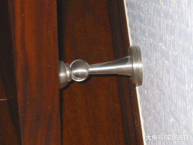 家里装修别把门吸装这个位置，懊悔当初不懂，入住才知有多坑