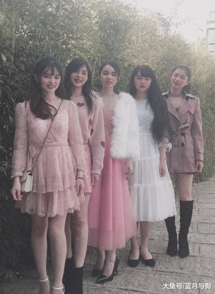 夫妻辛苦培养6个漂亮又优秀的女儿，现全都成年却愁她们嫁不出去