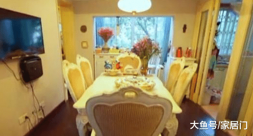 蔡明晒出现实的豪宅，衣帽间设计成开放式，挂满了潮牌衣服