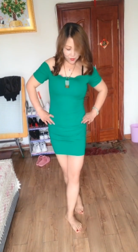 穿绿色吊带裙的少妇，在家里光脚走秀，还真好看！