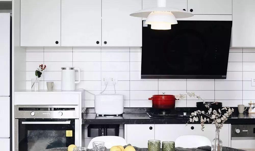 清爽简约北欧小三房装修，主卧薄荷绿墙面搭配白色铁艺床真好看！