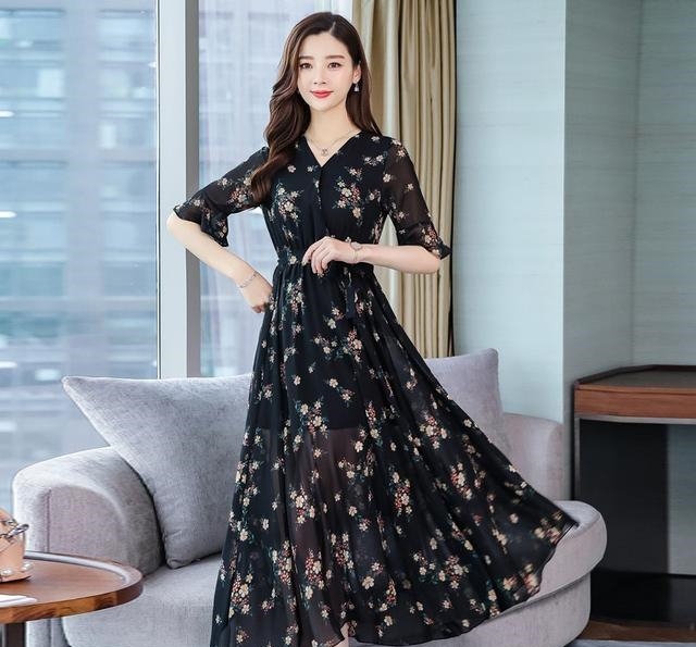 女人到了50岁，如果条件不错，试穿“减龄裙”，秒变20岁少女