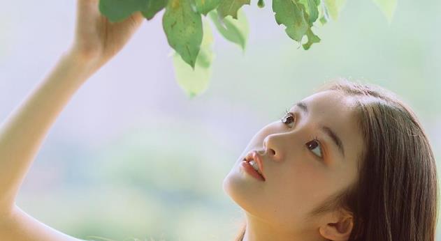 长发飘飘的小姐姐，清纯靓丽，透着青春的气息