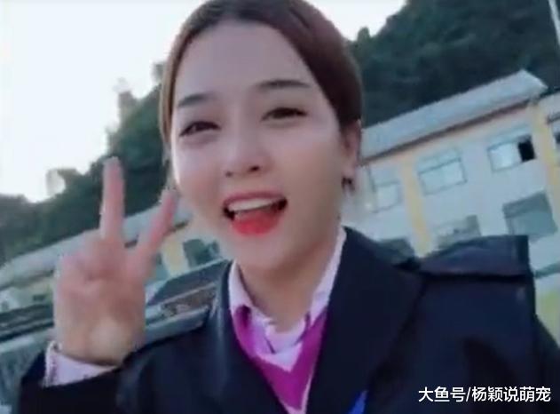 高速收费站小姐姐职业假笑走红，笑容满分。网友：走流程还是直接抱走？