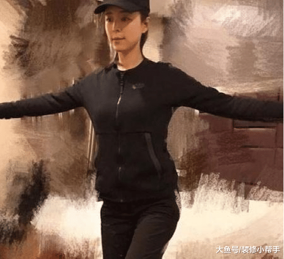 女神张静初的居家生活，房子设计十分简单，好像一点都不在意装修