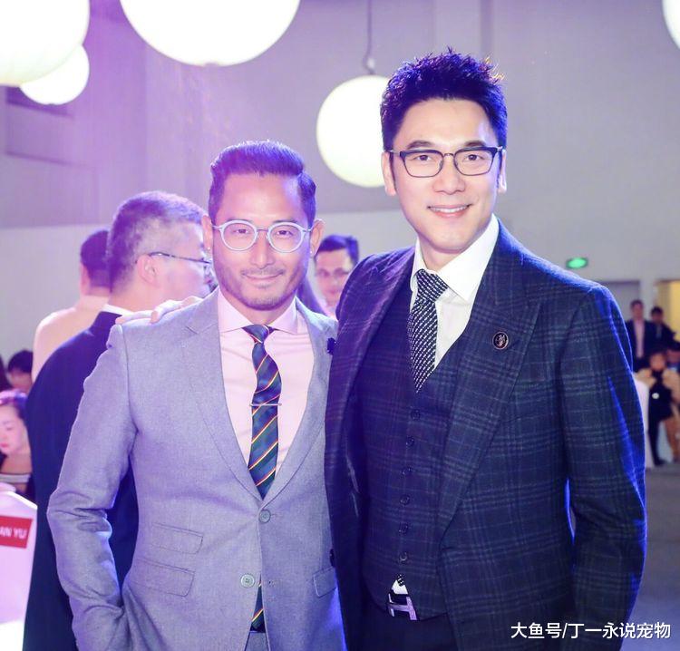 靠第一任妻子爆红，靠第二任妻子发家致富，如今48岁成亿万富豪