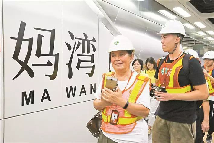 太酷炫！5 号线二期装饰配色有新意，站厅犹如太空舱