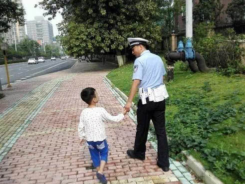 警察带4岁萌娃找回家路，一句“想喝可乐”露馅，网友：套路太深